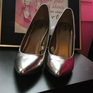 Silver heels size 7 from massimo